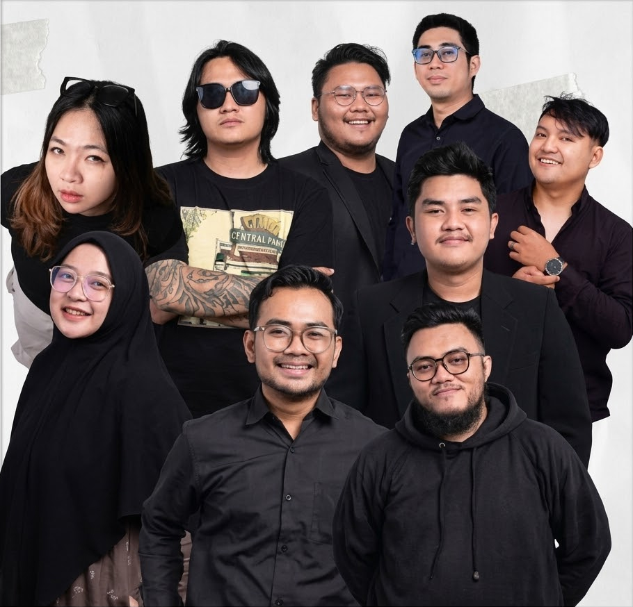 Ukiran logo Tim Pondasi di bagian luar frame Zolaris